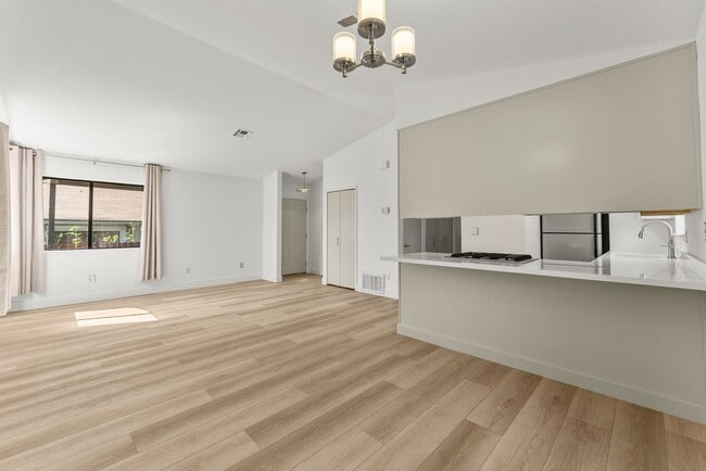 Building Photo - 145 Summerset Dr