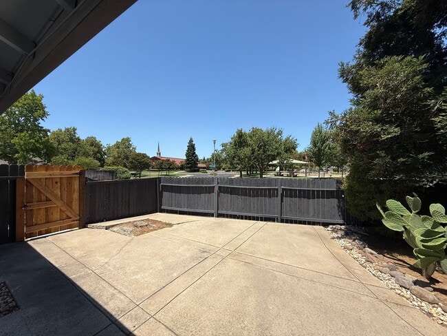 Building Photo - Get $400 Off Your 1st Month's Rent