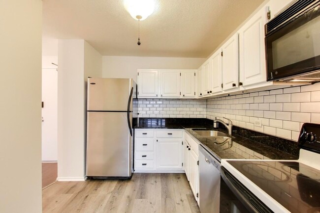 Building Photo - 899 S Plymouth Ct