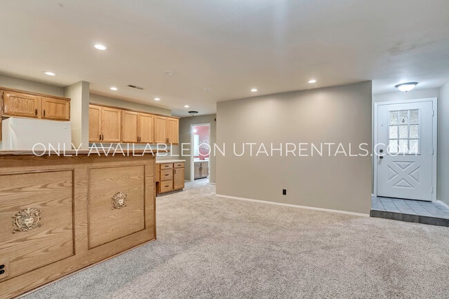 Building Photo - 7755 S Briarsprings Dr