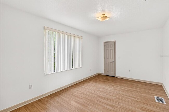 Building Photo - 2204 Fan Palm Dr