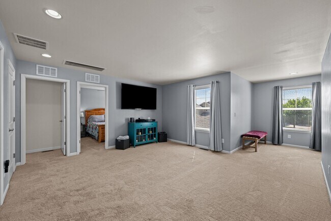 Building Photo - 15411 Village Cir E
