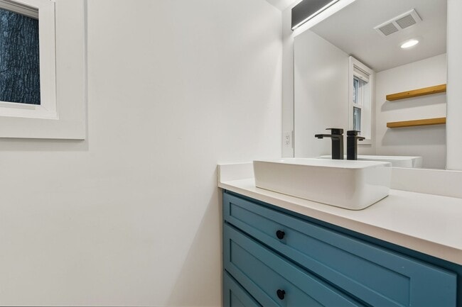 Building Photo - Beautiful 2 bed/1.5 bath with large fenced yard and separate office!