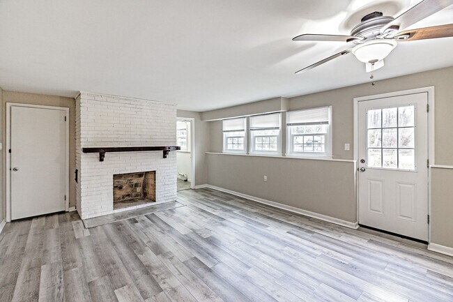 Building Photo - Hyde Park! 3 bedroom, 2.5 bathroom single family home