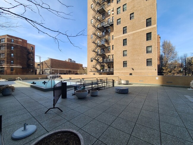 Building Photo - 2400 N Lakeview Ave