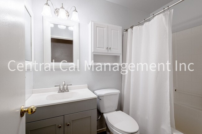 Building Photo - 3 Bedroom/2 Bath Home in Desired Riverlakes Community - $2395 per month!