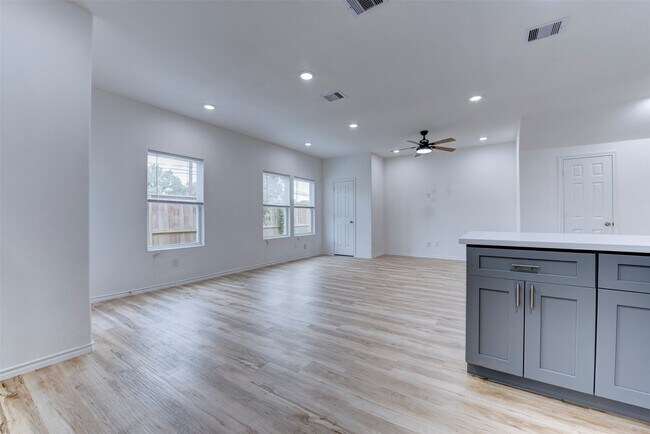 Building Photo - 8202 Homewood Ln