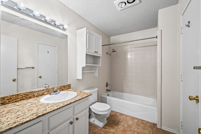 Building Photo - Spacious 2/2/2!