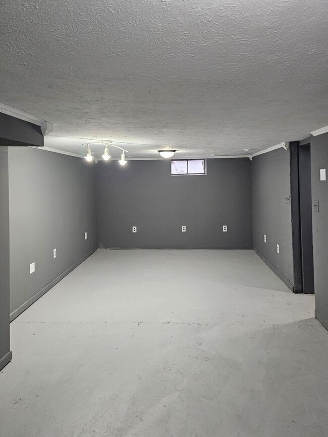 Building Photo - ** Move in Special ** Freshly Painted 3-Bedroom, 1-Bathroom Home – $1,350/Month | 1,760 Sq. Ft. |...