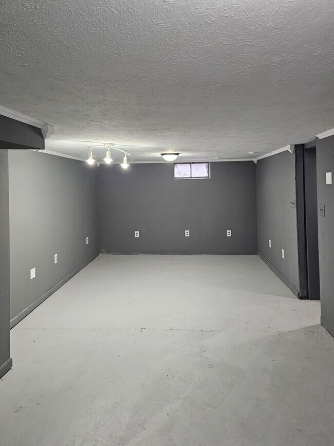 Building Photo - Freshly Painted 3-Bedroom, 1-Bathroom Home – $1,400/Month | 1,760 Sq. Ft. | Accepting Section 8