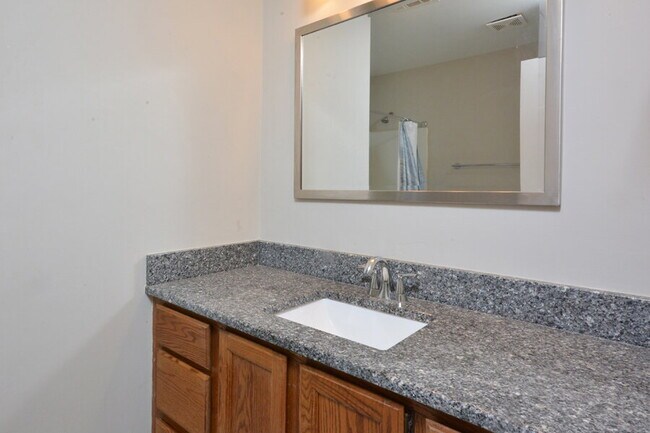 Building Photo - Charming Durham Townhome in Westgate Townes!