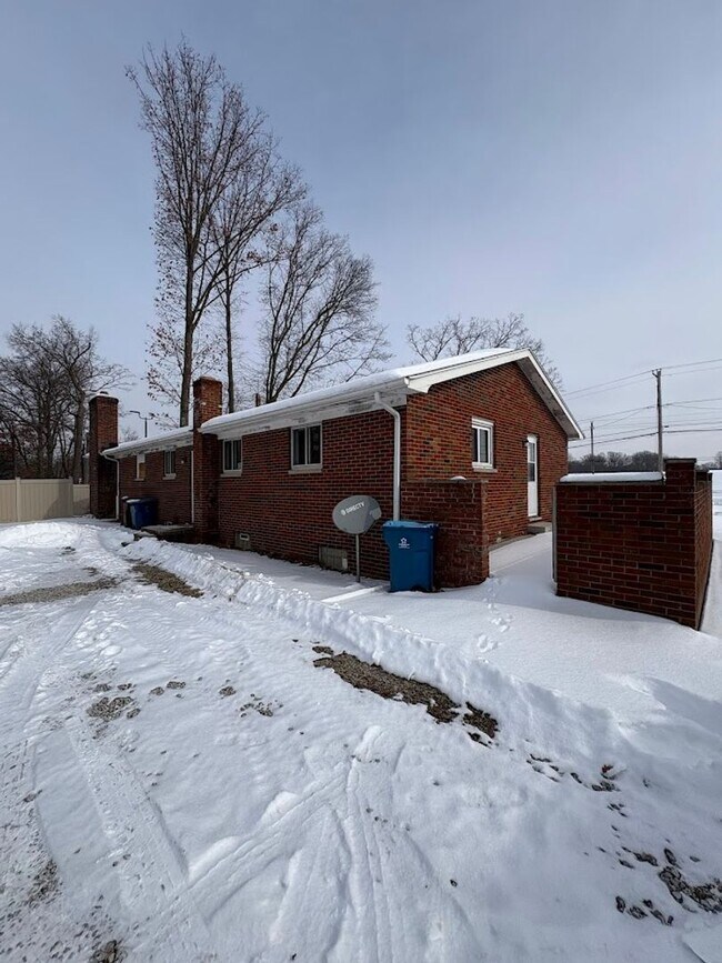 Building Photo - 5032 S Main St