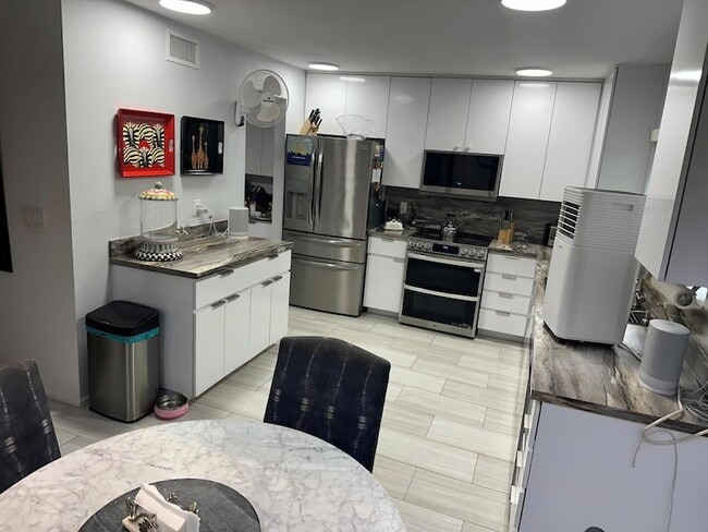 Building Photo - 7362 Woodmont Ct