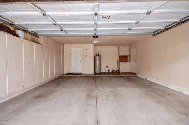 Building Photo - 886 W Bruce Ave