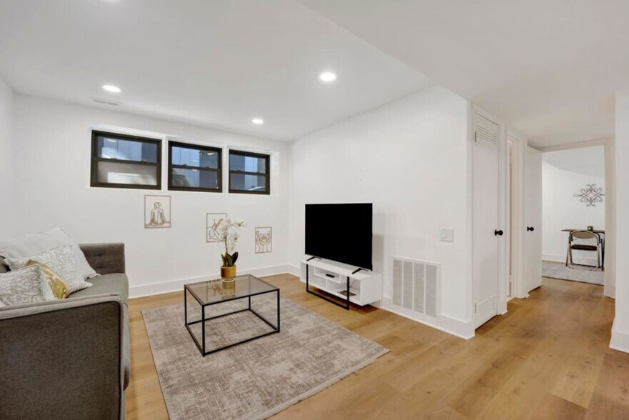 Building Photo - 503 W Wrightwood Ave