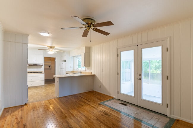 Building Photo - 3003 Stratford Dr