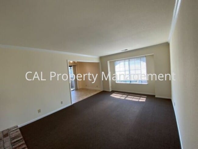Building Photo - Upper level 2 bedroom & 1 bathroom condomi...