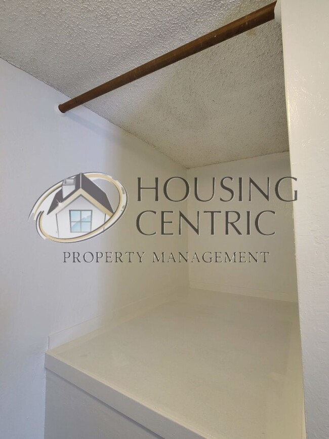 Building Photo - 9013 Montoya St