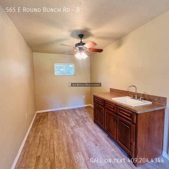 Building Photo - 565 E Roundbunch Rd
