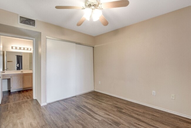 Building Photo - Charming 1 Bedroom / 1 Bathroom Condo in Gated Community!