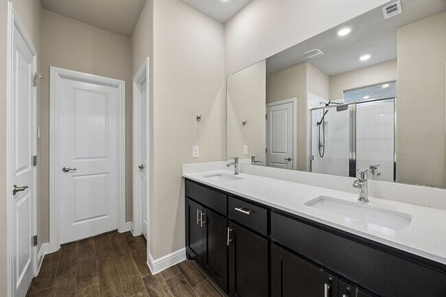 Building Photo - You won't believe it, move-in ready 3/2 in the sought after Bridgeview Community.