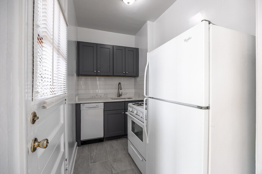 Building Photo - 1321 W Estes Ave