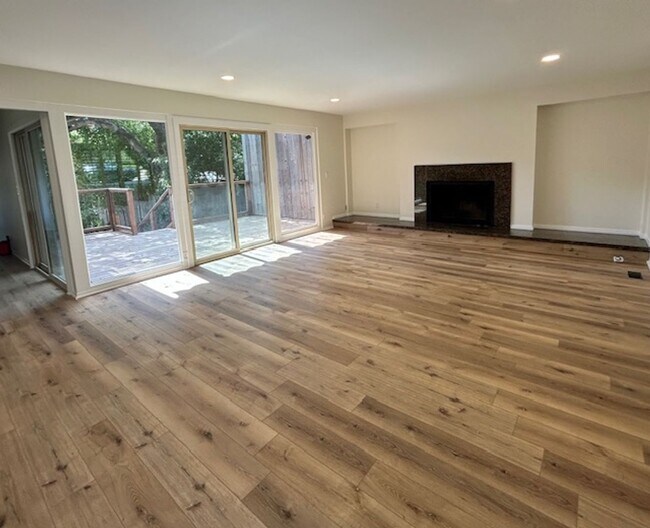 Building Photo - Upper East/Mission Area 3 Bedroom Home - Available Mid-August