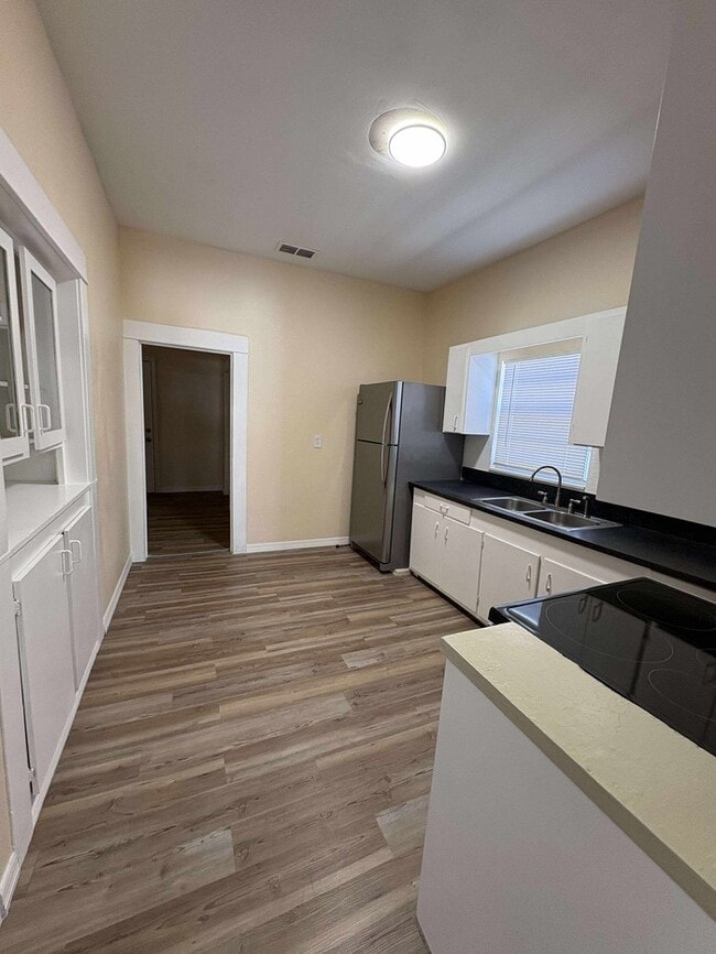 Building Photo - Charming 3 bed 1 bath 1176 Sq. Ft