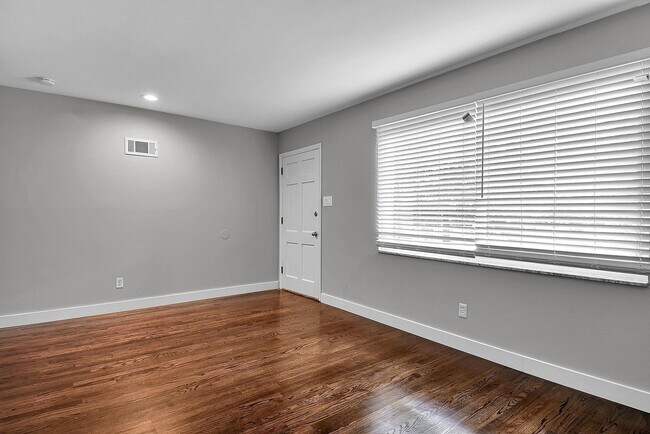 Building Photo - Renovated One Bedroom!!