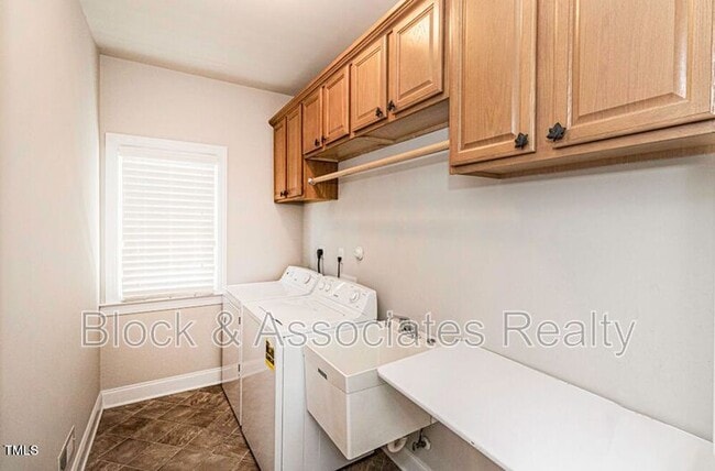 Building Photo - 9244 Palm Bay Cir