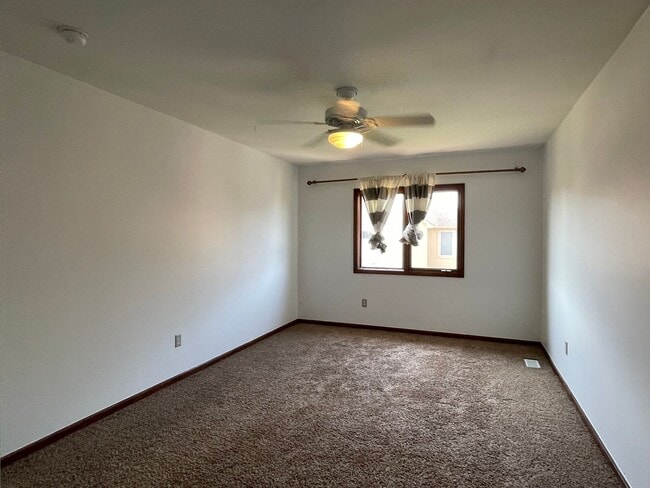Building Photo - Clinton Twp Home-4-Bedroom, 2.5 Baths, Lau...