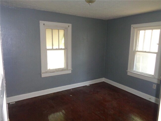 Building Photo - 812 N Bradley Ave
