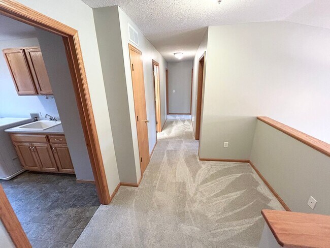 Building Photo - Newly Renovated 3 bed 3 bath 2 car garage ...