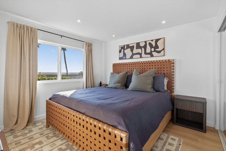 Building Photo - 218 E Surfside Dr