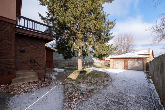 Building Photo - Beautifully updated Tudor style duplex. Up...