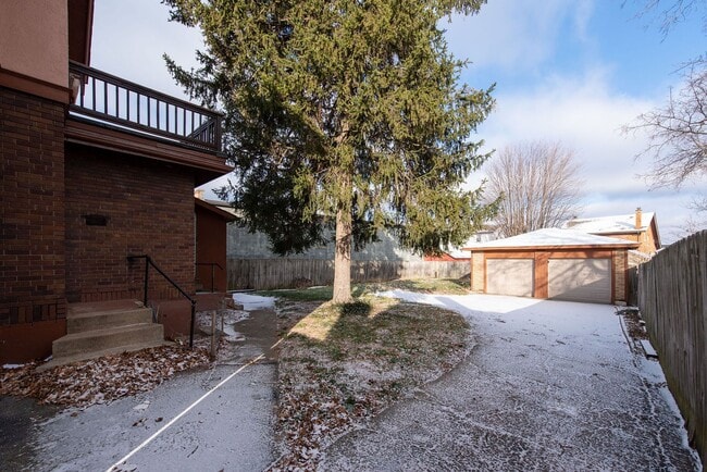 Building Photo - Beautifully updated Tudor style duplex. Upper unit. Large rooms. 2 balconies, private entry. Fenc...