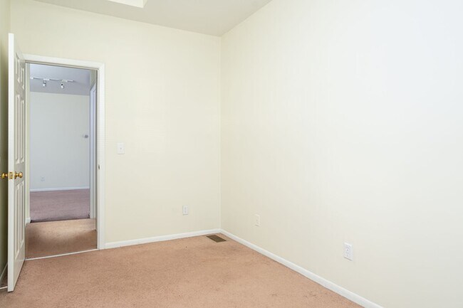 Building Photo - ENTIRE HOUSE: Cozy 2-Bedroom Home in Beautiful Prospect Park!