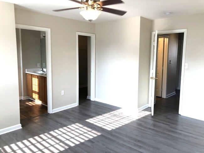 Building Photo - 1001 Meadow View Dr