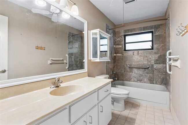 Building Photo - 2041 SE Floresta Dr