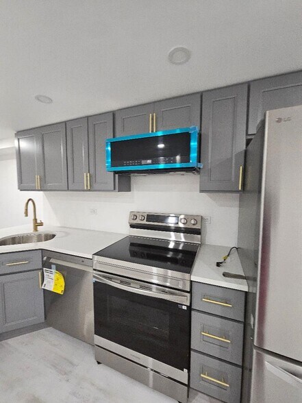 Building Photo - 745 E 39th St