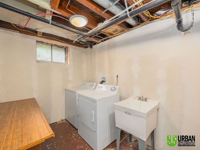 Building Photo - 3104 W Heroy Ave