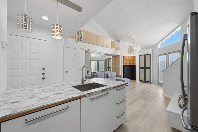 Building Photo - 10855 Meadowglen Ln