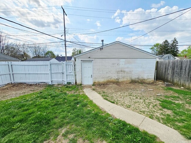 Building Photo - Move-In Ready 2BR/1BA Home w/ 2-Car Garage | Recently Updated