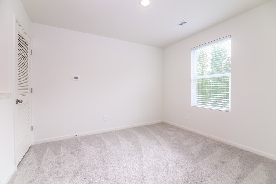 Building Photo - 2203 Samuel Ln