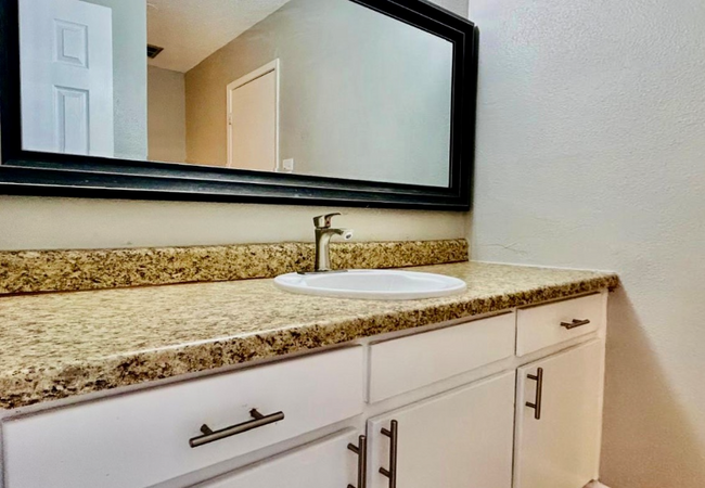 Building Photo - 3822 Englewood Cir