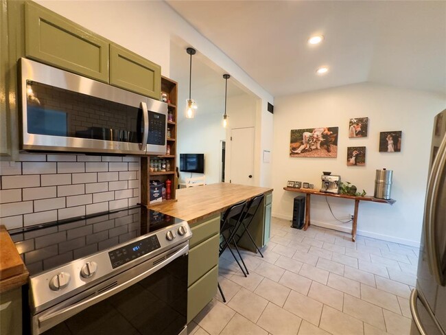 Building Photo - 1335 Belvin St