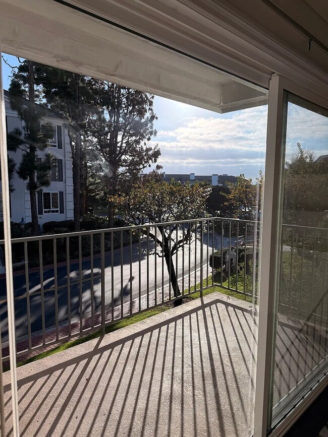 Building Photo - "Discover Coastal Living: Spacious 2-Bed, 2-Bath Retreat in Newport Beach!"