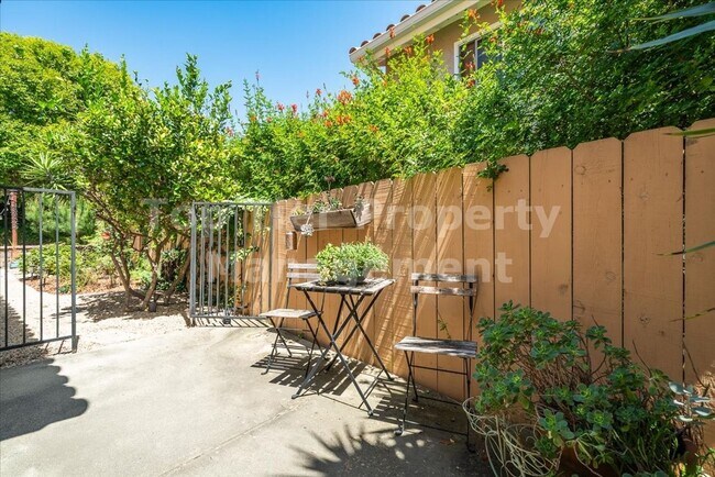 Building Photo - ***Beautiful 3 bed / 2.5 bath / 1,975 sqft House in the Vista/Shadowridge Neighborhood - Availabl...