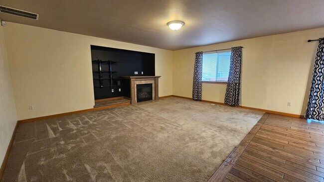 Building Photo - Large 4 Bed Home in Yelm