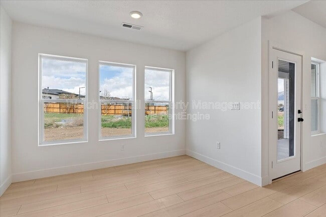 Building Photo - 837 E 3rd N